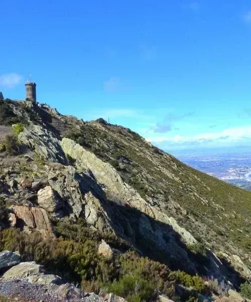 Tour Madeloc sur sa crête rocheuse dominant la plaine - Pyrénées-Orientales - France