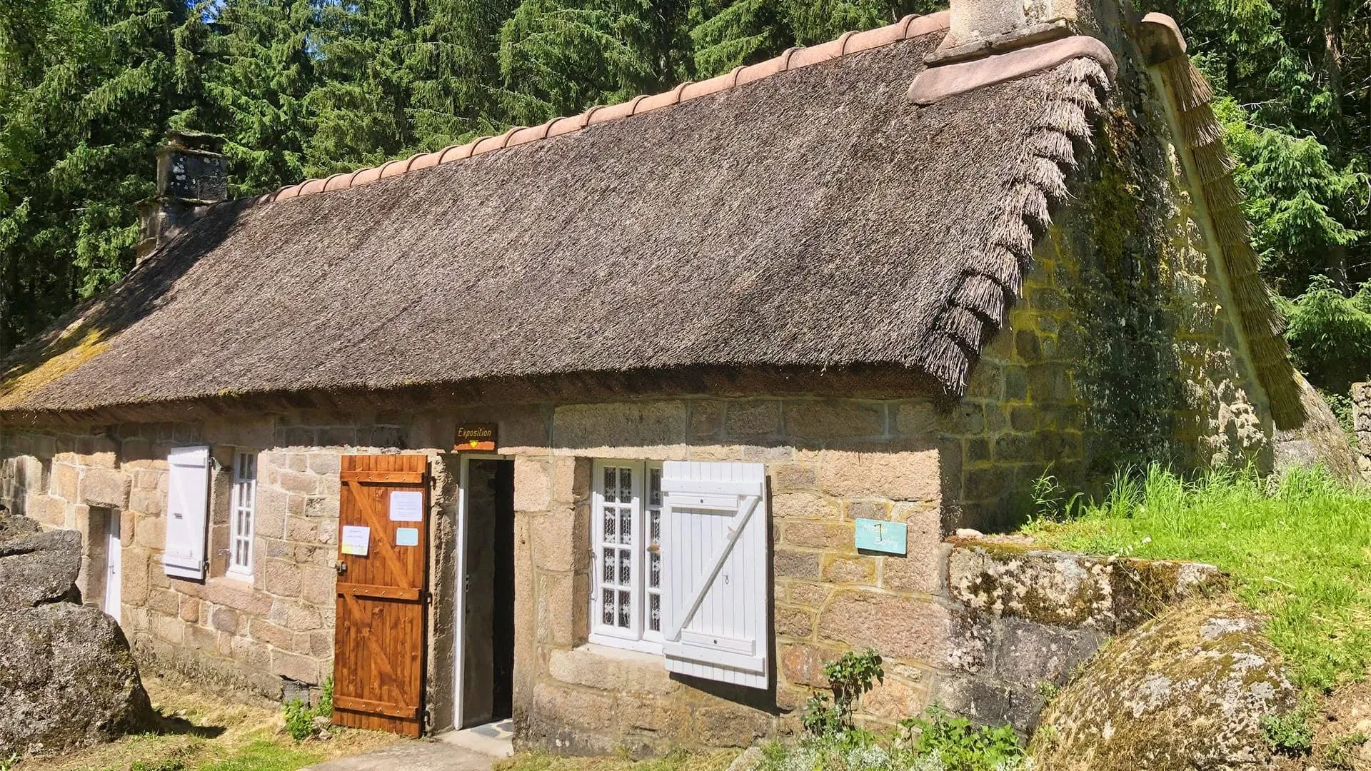 Maison Avec Toit De Chaume Plateau De Millevaches C Accompagnateurs De La Montagne Limousine - France © Accompagnateurs De La Montagne Limousine