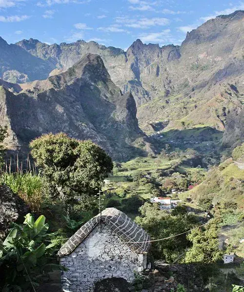 Maison De Paille Dans La Vallee De Paul