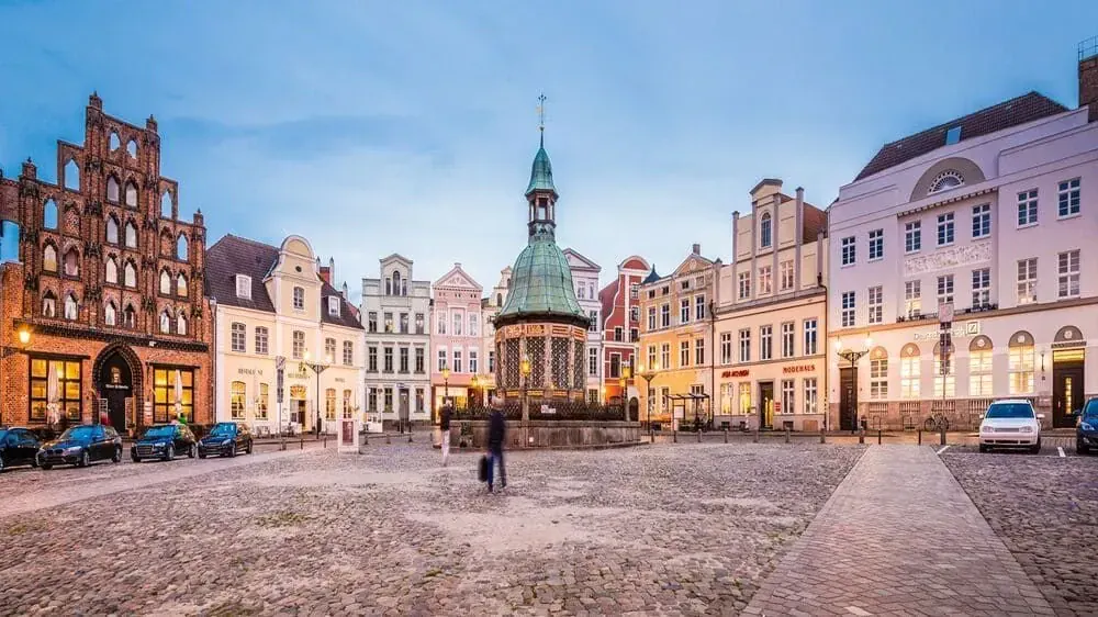 Place Malostranské avec église Saint-Nicolas - Prague - République tchèque
