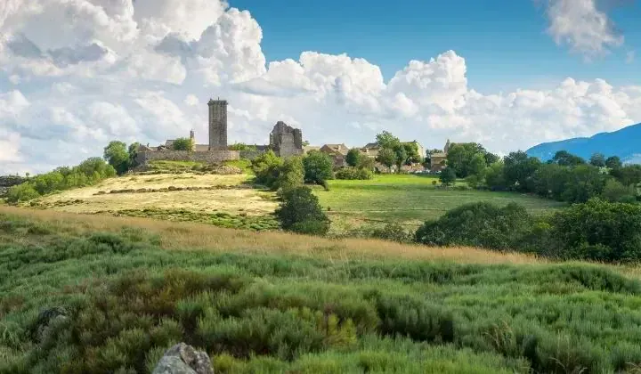 Ruines médiévales sur colline - Massif Central - France