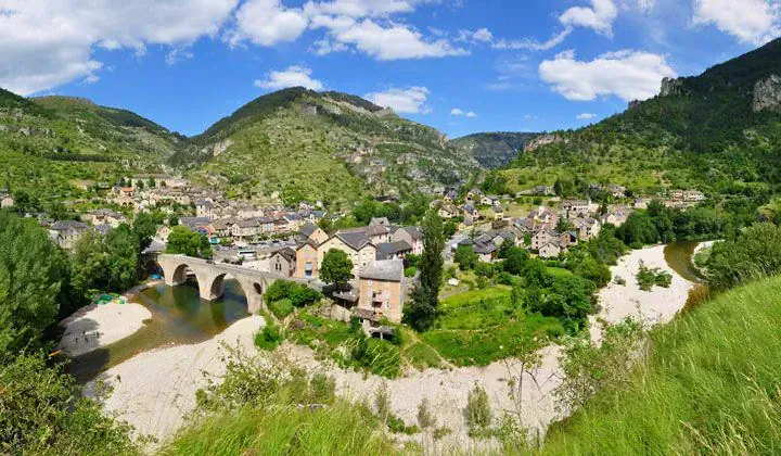 Village medieval de Sainte-Enimie et pont sur le Tarn France