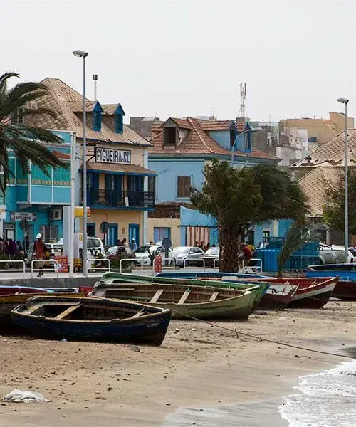 Port de Mindelo avec bateaux de pêche colorés et maisons coloniales - Cap-Vert