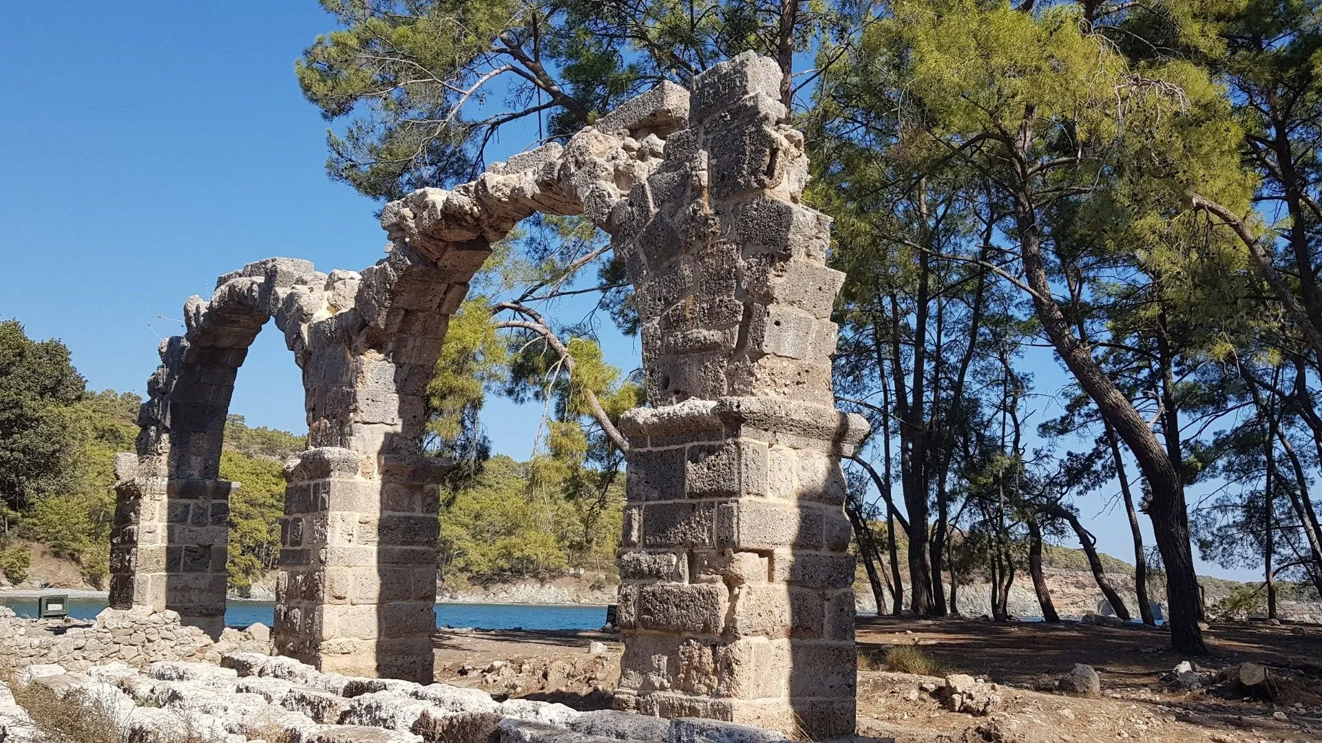 Lac brumeux aux couleurs d'automne - Randonnée en novembre