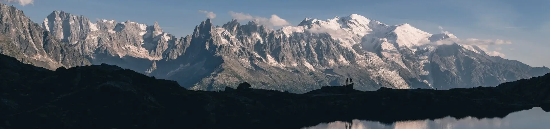 Panorama du Mont-Blanc et ses aiguilles au coucher du soleil - Alpes du Nord - France