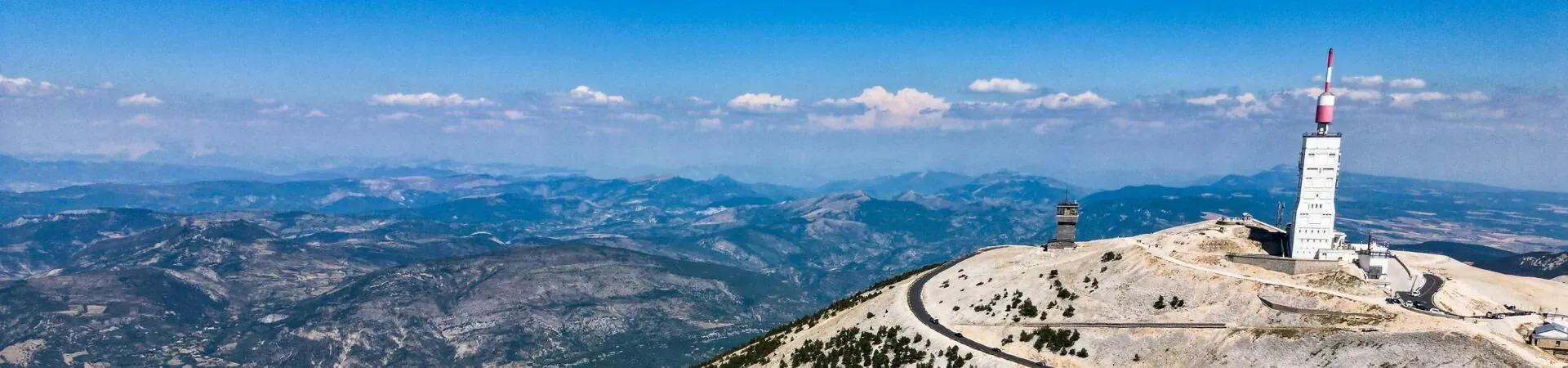 Sommet du Mont Ventoux avec tour et panorama sur la Provence