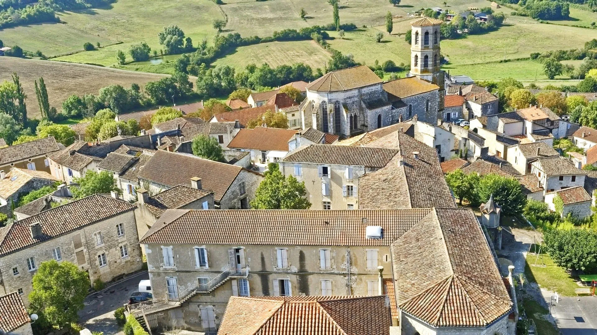 Montcuq C Adobe Stock Jean Paul Bounine - France