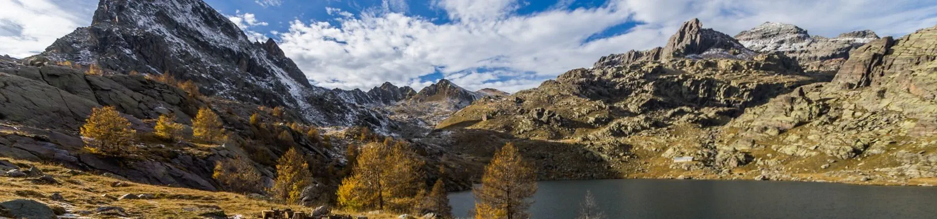 Lac de montagne et melezes en automne - Parc du Mercantour - Alpes