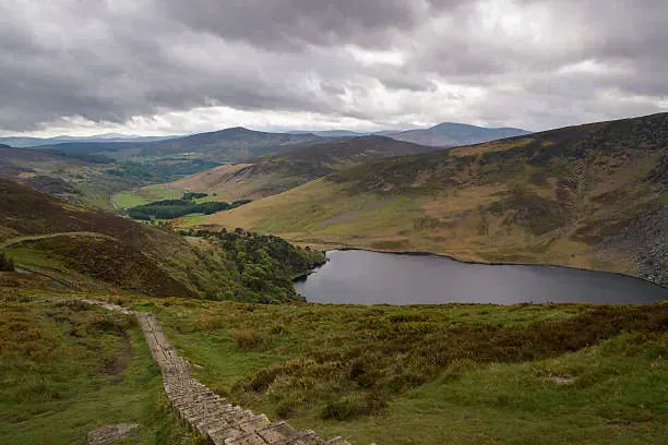 Lac de montagne et sentier sur le Wicklow Way Irlande