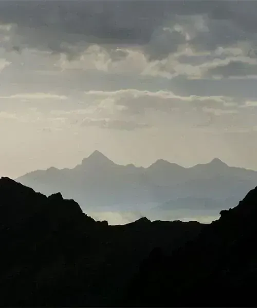 Silhouettes de montagnes au crépuscule depuis le col de Crosatie - Alpes - France © Laurent Comte