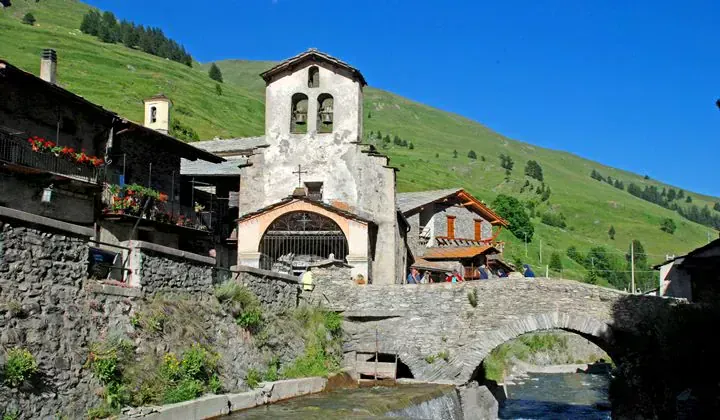 Village de montagne avec eglise et pont en pierre - Queyras Alpes francaises