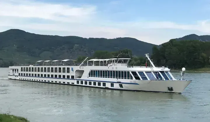 Bateau de croisiere MS Manon naviguant sur le Danube - Autriche