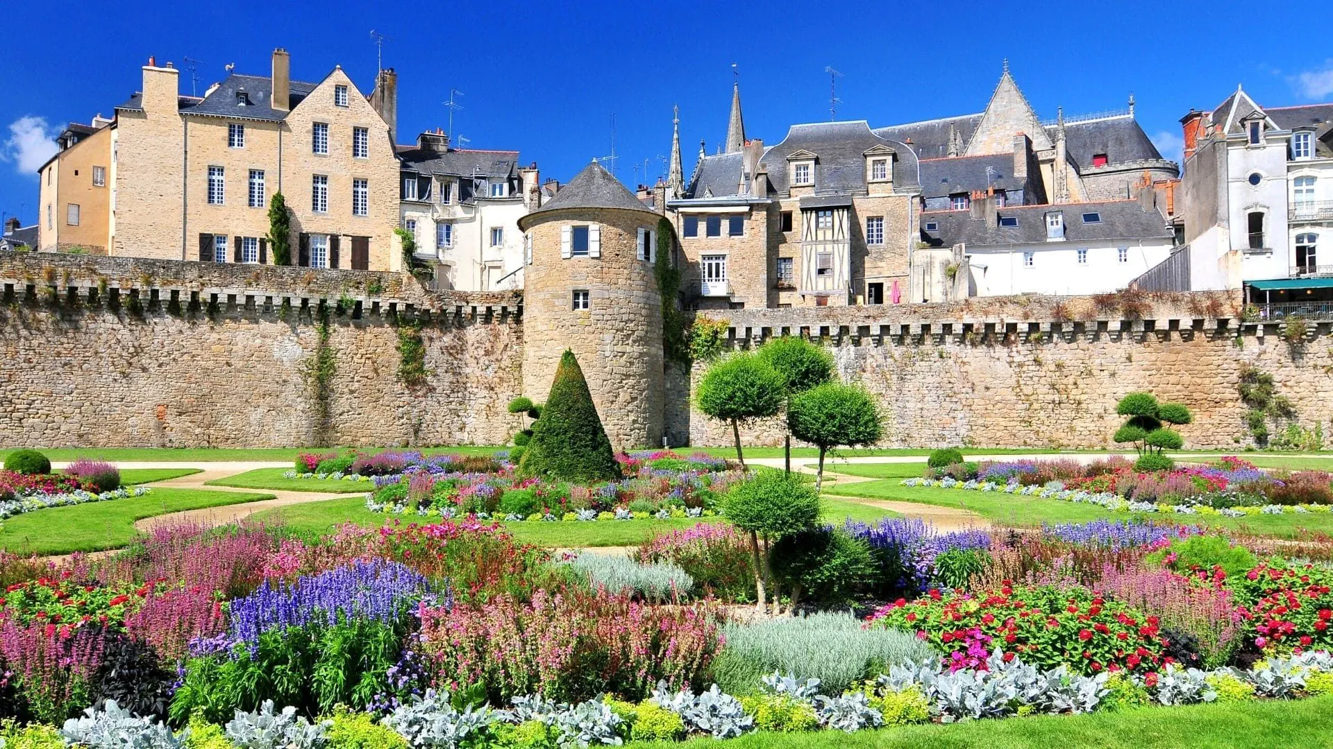 Murs De La Ville Antique Et Jardins De Vannes - France