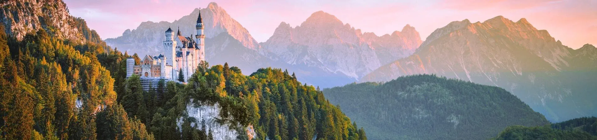 Chateau de Neuschwanstein au coucher du soleil avec Alpes - Baviere - Allemagne