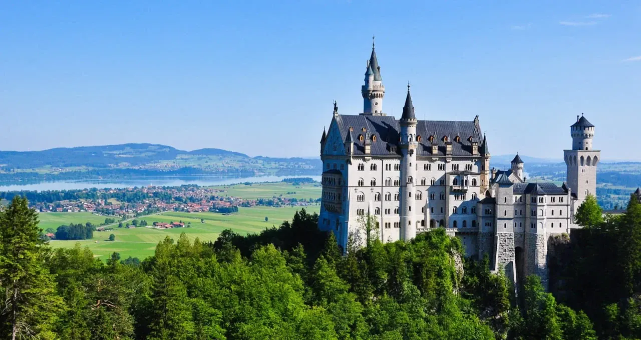 Château de Neuschwanstein dans son écrin de verdure - Bavière - Allemagne