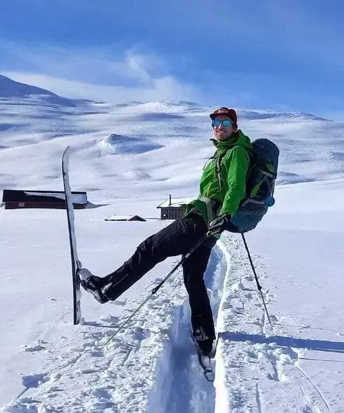 Skieur de randonnée nordique sur le plateau - Norvège © Mathieu Offredi