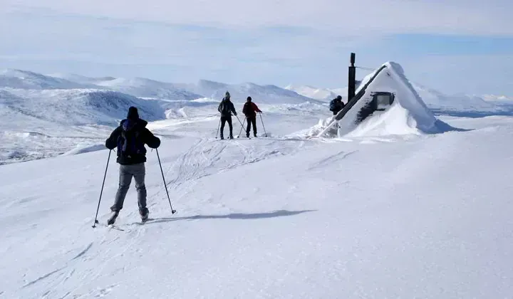 Skieurs de randonnée nordique au Jämtland - Suède