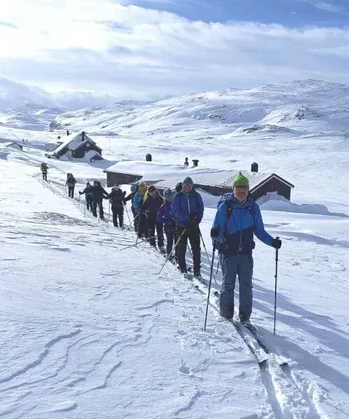 Skieurs de randonnée nordique près des refuges - Norvège © Mathieu Offredi