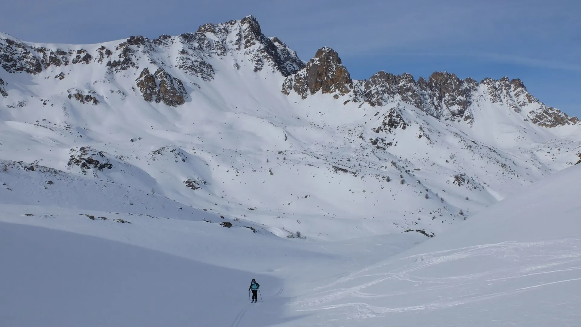 Ski de randonnée nordique face aux sommets - Clarée - France