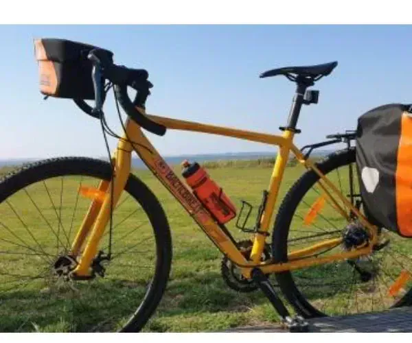 Velo cyclocross orange equipe pour randonnee - Campagne cotiere - Lituanie