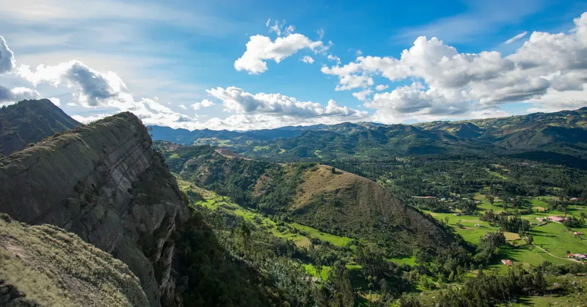 Panorama de vallée andine verdoyante - Colombie