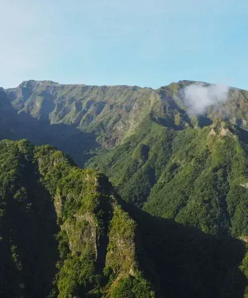 Vue panoramique sur les montagnes verdoyantes depuis Balcões - Madère - Portugal