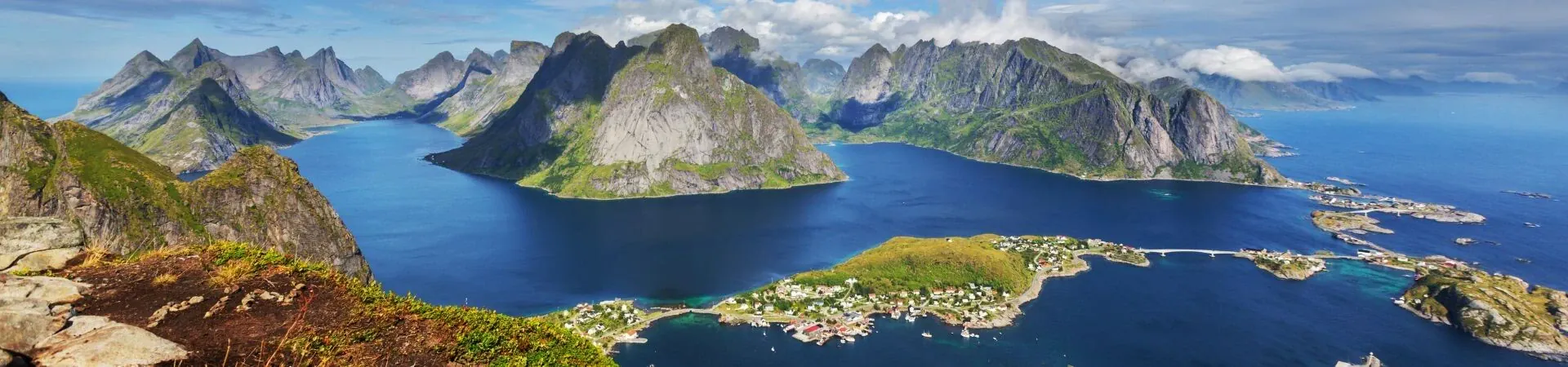 Vue panoramique sur les iles Lofoten et fjords - Norvege