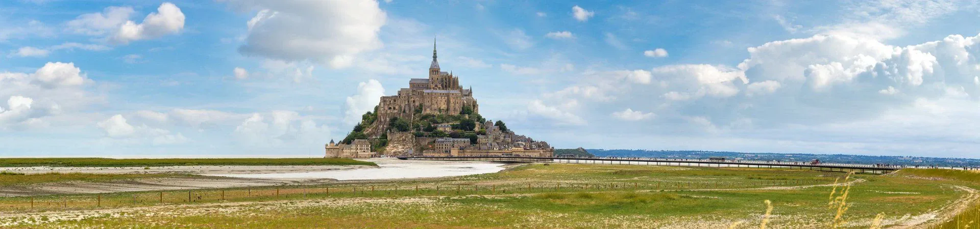 Vue panoramique du Mont Saint-Michel et sa baie - Normandie - France