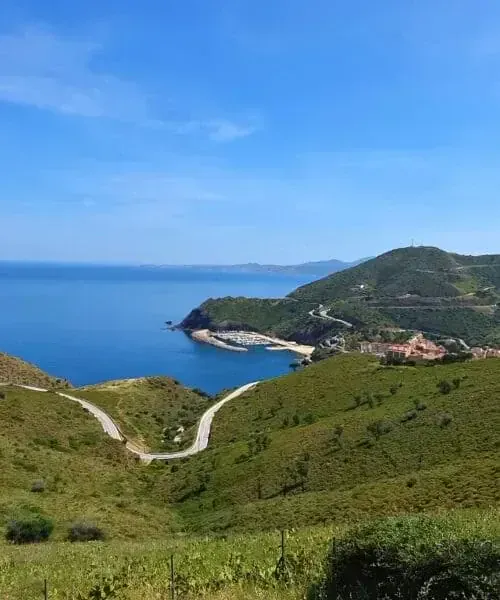Vue panoramique sur la côte entre Cerbère et Portbou - Côte Vermeille - France © Anne-Marie Billault