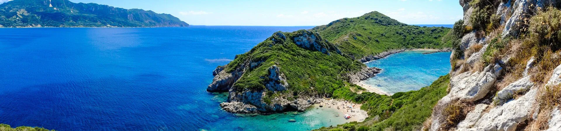 Vue panoramique sur une baie turquoise et collines verdoyantes - Corfou - Grece