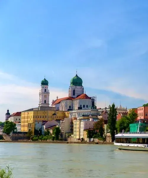 Cathédrale de Passau depuis le Danube - Bavière - Allemagne
