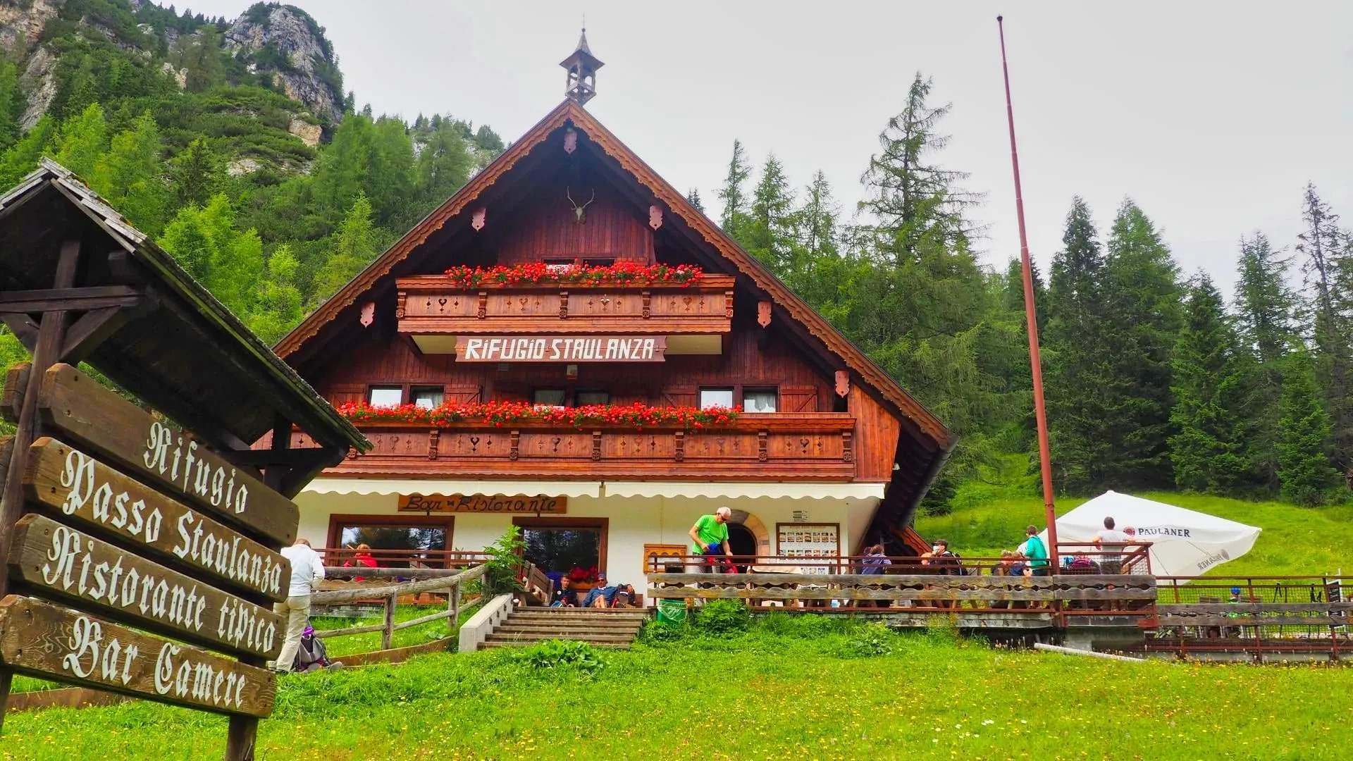 Refuge du Passo Pordoi - Massif du Sella - Dolomites - Italie