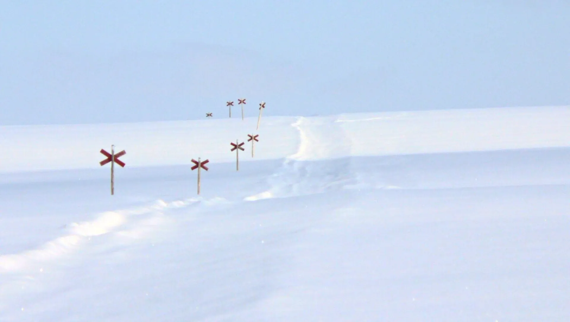 Chemin De Croix Rouge Pour Se Reperer Sur Le Desert Polaire Wilfrid Valette - Suède