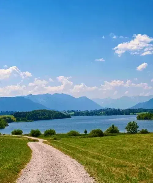 Chemin vers le lac Riegsee avec les Alpes bavaroises - Bavière - Allemagne © Eurobike