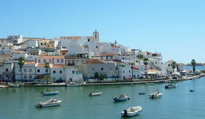 Ruelle pittoresque d'Alberobello - Pouilles - Italie