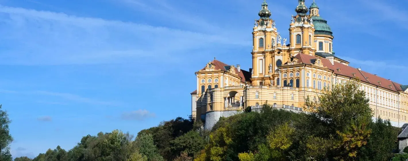 Pèlerins sur le chemin de halage du Célé - France