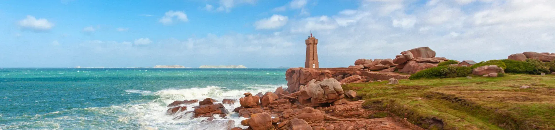 Phare de granit rose sur cote sauvage - Ploumanac'h - Bretagne