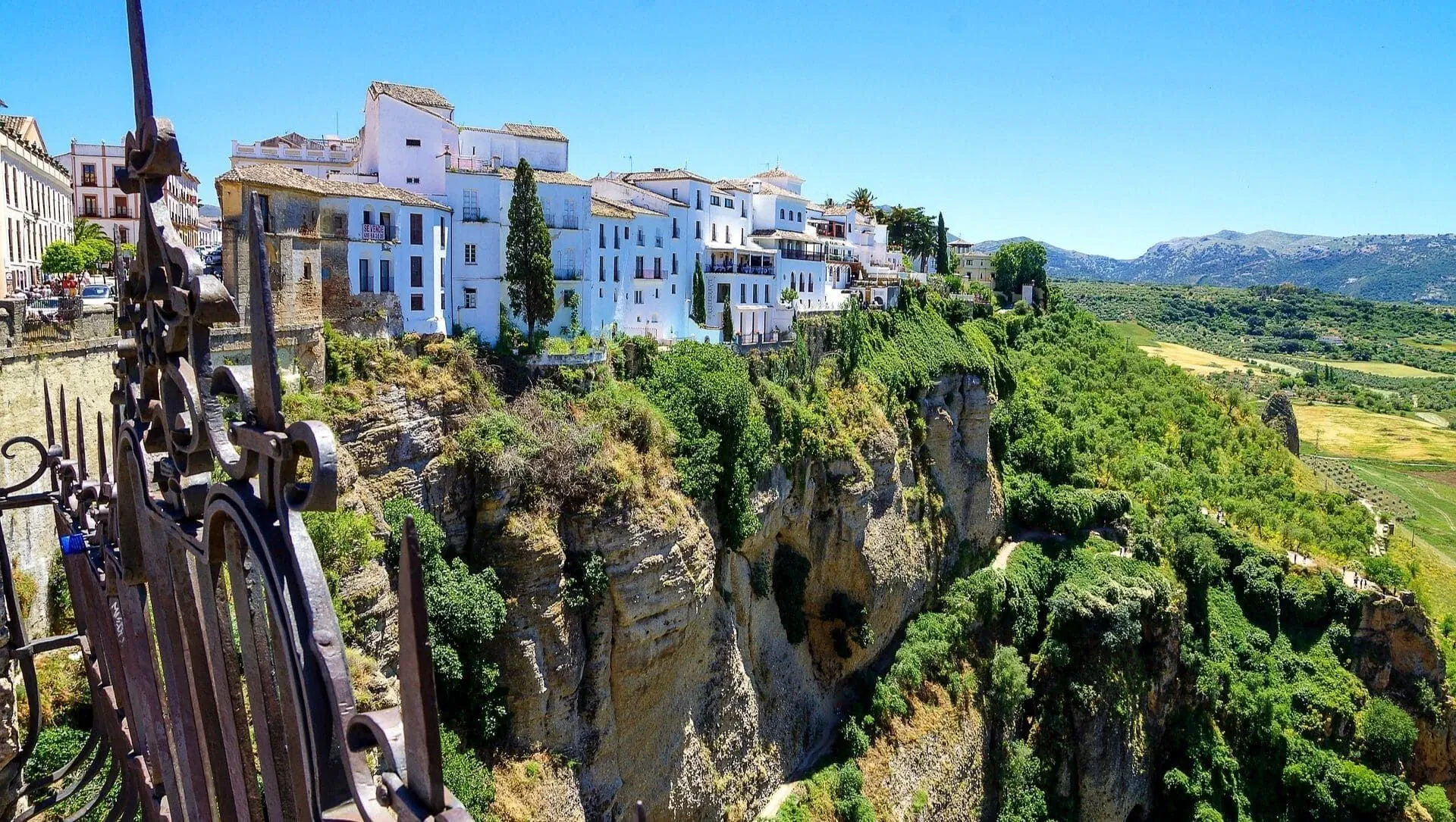 Rochers de Plougrescant au lever du soleil - Bretagne - France