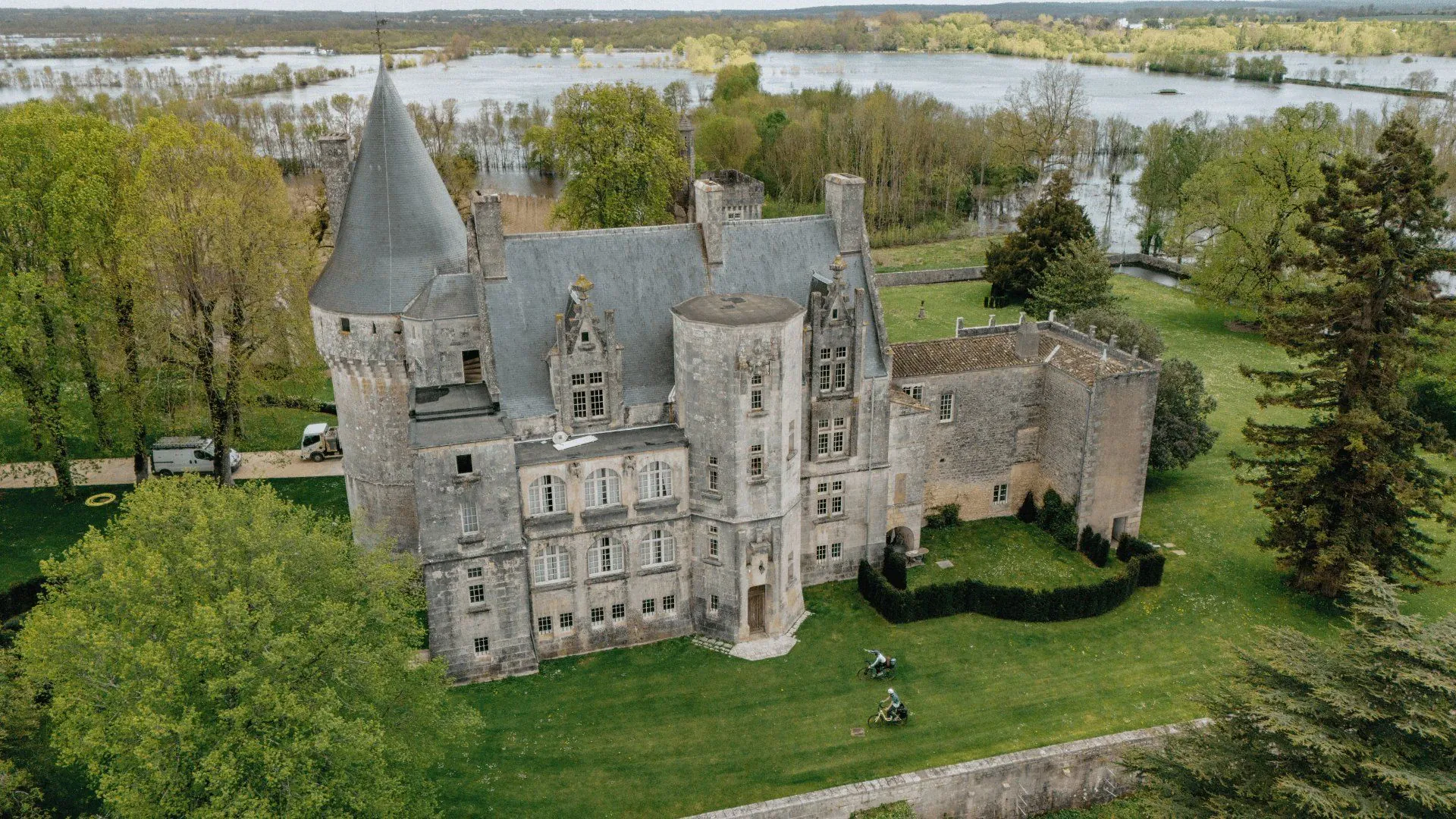 Port d'Envaux - La Flow Vélo - France