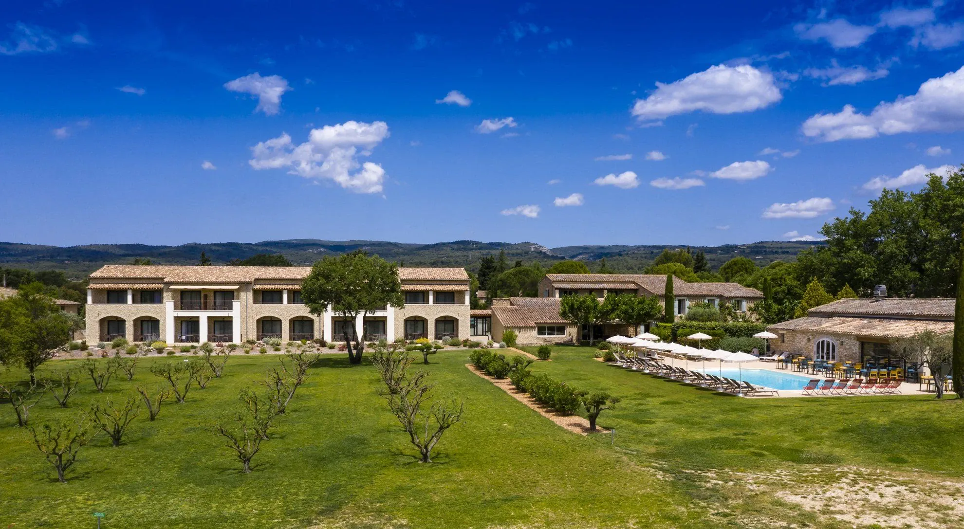 Mas provencal avec piscine et oliviers - Vue aerienne - Provence France