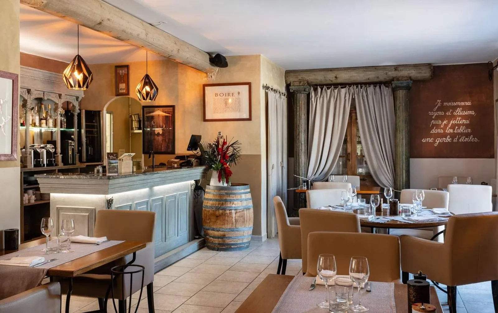 Salle de restaurant provencal avec bar et tonneau de vin - Provence