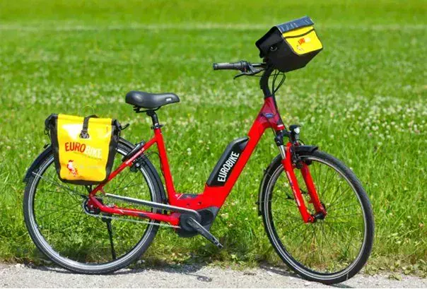 Velo electrique rouge Eurobike avec sacoches jaunes - Venise-Florence Italie