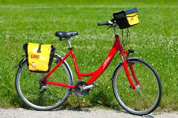 Velo de randonnee rouge Eurobike avec sacoches jaunes - Venise-Florence