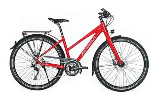 Velo de randonnee rouge avec porte-bagages - Danube Allemagne