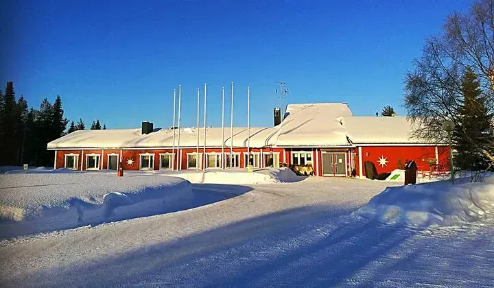 Chalet rouge sous la neige - Hotel Seita - Laponie finlandaise