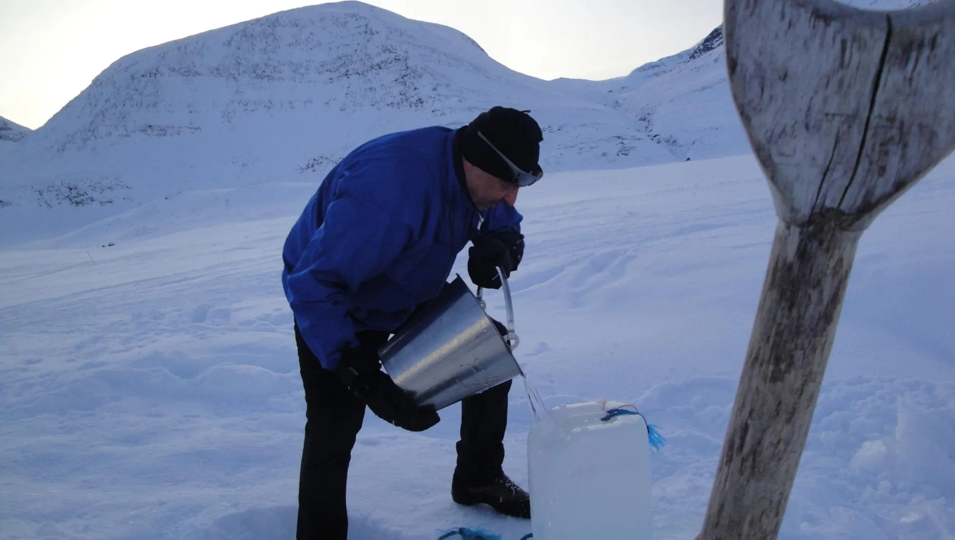 Recharge d eau en randonnee - Vercors - France © Adrien Ozanon