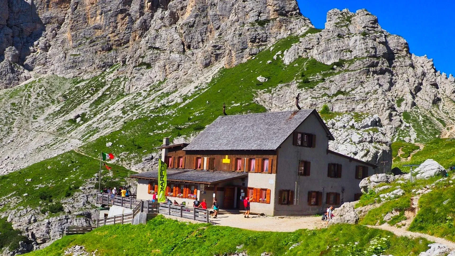 Refuge au bord d un lac dans l Oisans - France