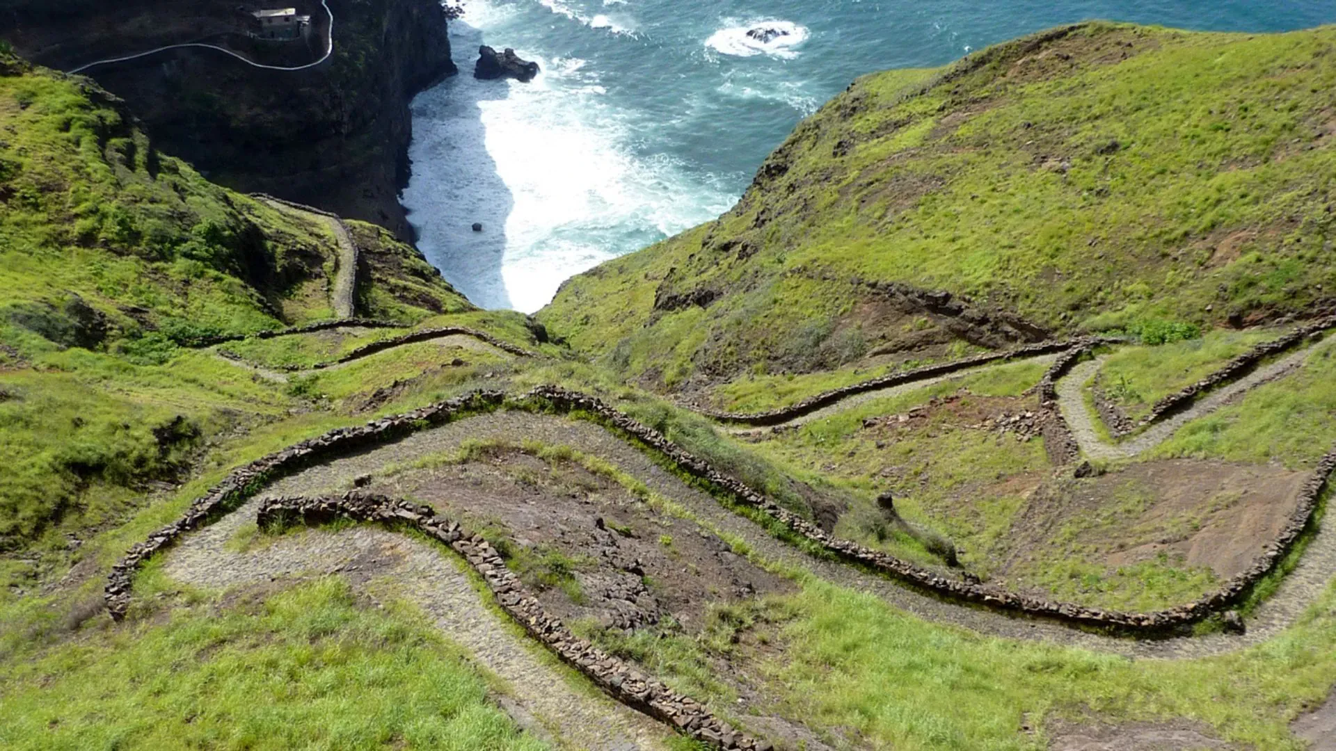 Sentier de crête en Auvergne - Cantal - France