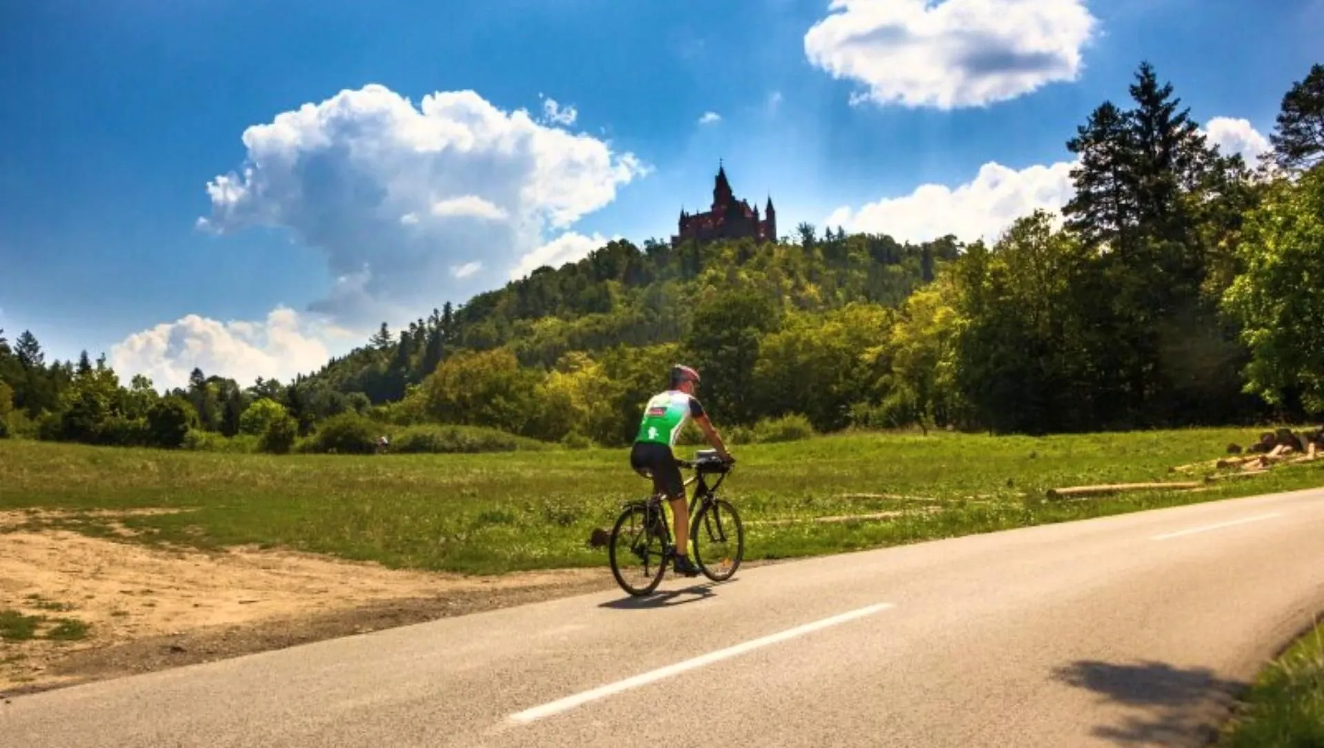 Route et falaises du Vercors - France © Jean-Claude Praire