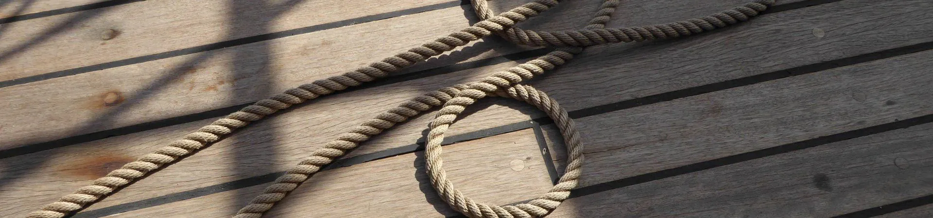 Cordage sur pont de bateau en bois - Croisiere fluviale